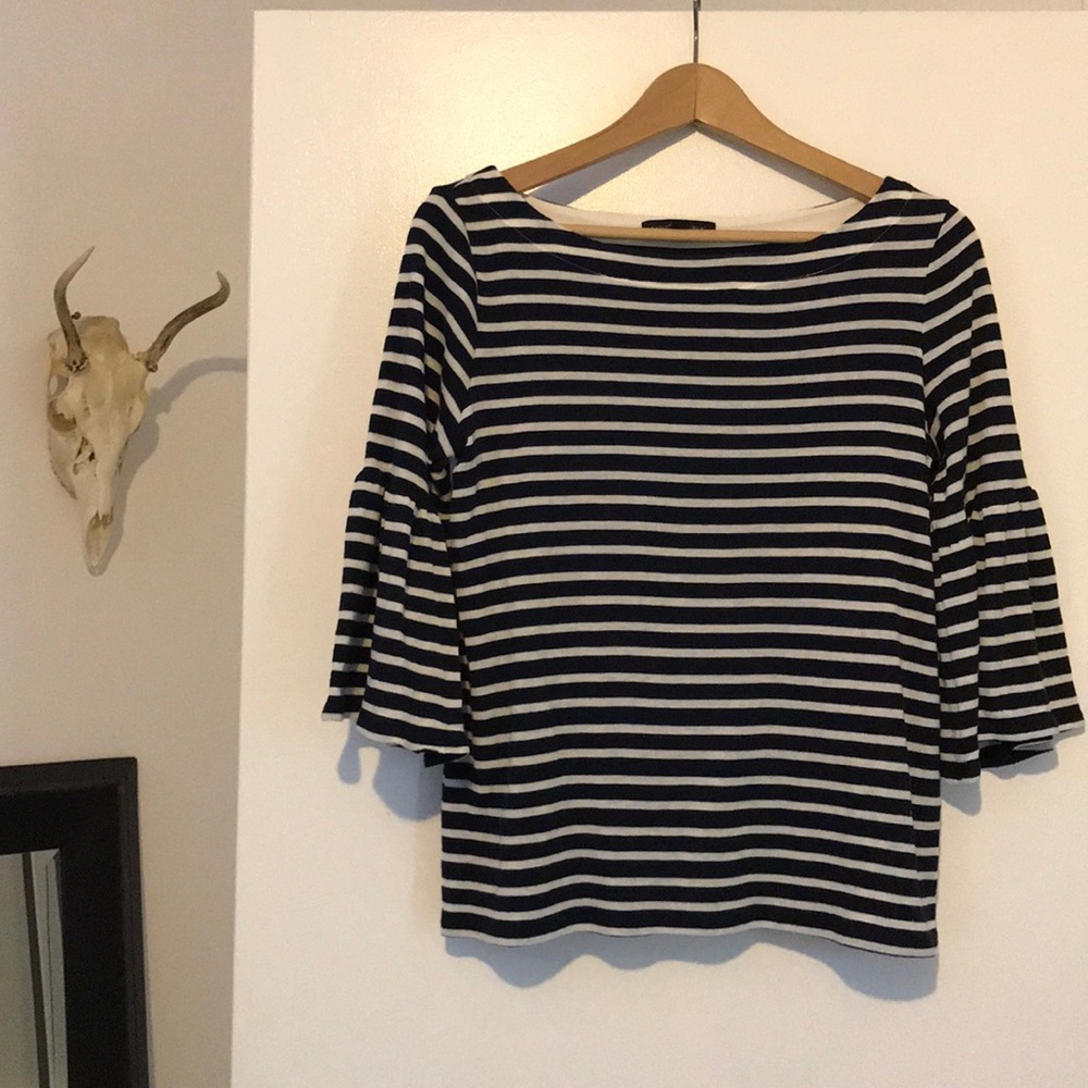 Retro style bell sleeve boatneck top. Women’s sm